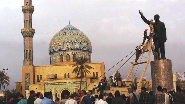 Estátua de Saddam é derrubada