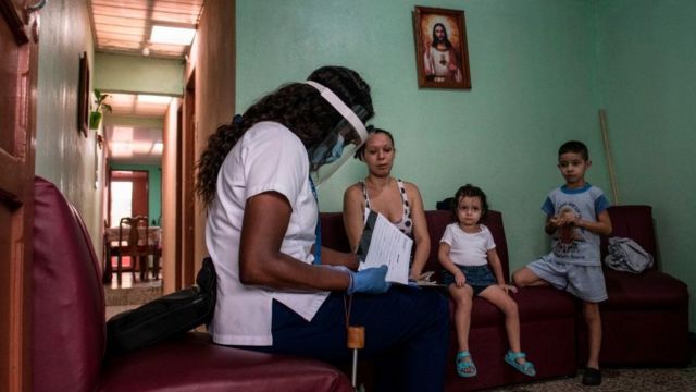 Una trabajadora del sector de la salud en un hogar
