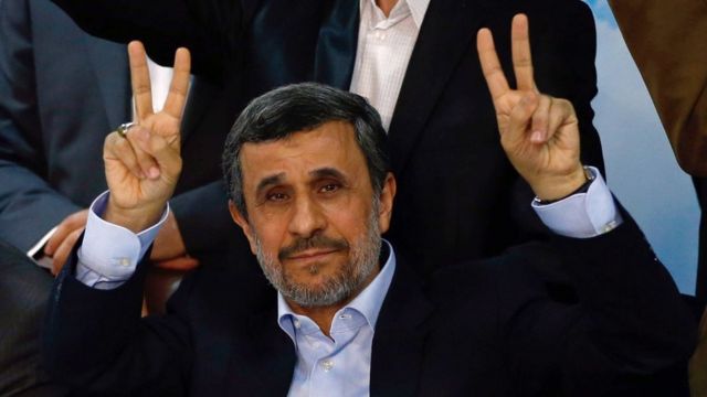 Mahdmoud Ahmadinejad tras registrarse para las elecciones presidenciales