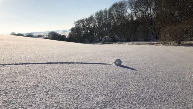 珍しい自然の雪ロール 英南西部で 雪まくり 発生 cニュース