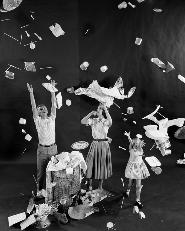 1955年的《生活》杂志上刊登了一篇文章，介绍“用过即扔的生活方式”，配上了一张示范的摆拍照片(photo:BBC)