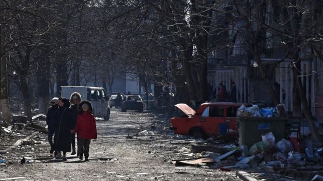 Rusia y Ucrania: escuela en Mariúpol donde se refugiaban 400 personas  "bombardeada por misil ruso" - BBC News Mundo