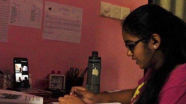 ඕෂදී අකල්කි පුංචිහේවා සිසුවිය අන්තර්ජාලය ඔස්සේ අධ්‍යාපනය ලබමින්