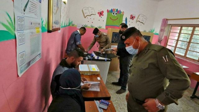 قوات الأمن والنازحون يدلون بأصواتهم في الانتخابات التشريعية بالعراق