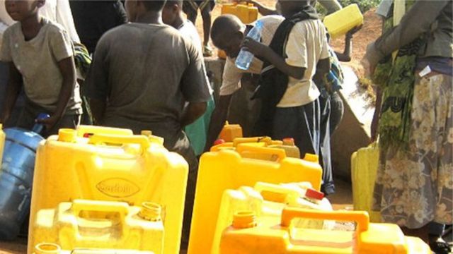 Kwongera igiciro cy'amazi byiyongereye ku ngorane isanzwe y'ibura ryayo mu bice bimwe na bimwe