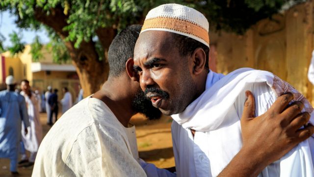 رجلان سودانيان يتعانقان بعد صلاة العيد