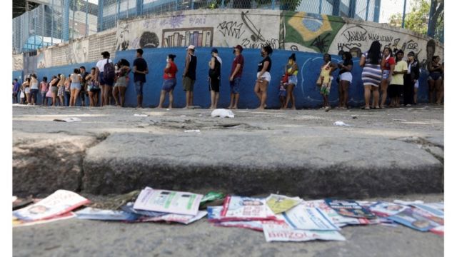 Pessoas na fila para votar no Complexo do Alemão, no Rio, no dia 15 de novembro