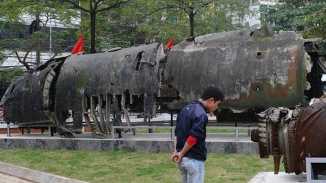 Mảnh của pháo đài bay B-52 ở bảo tàng tại Hà Nội