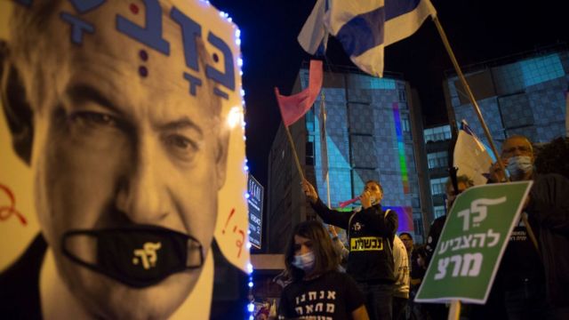 إسرائيليون يتظاهرون ضد بنيامين نتنياهو في 20 مارس/آذار 2021 في القدس