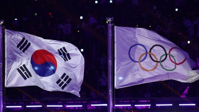 Les drapeaux sud-coréen et olympique flottant côte à côte dans le stade de Pyeongchang.