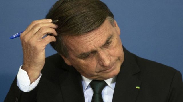 Presidente Bolsonaro coça a cabeça