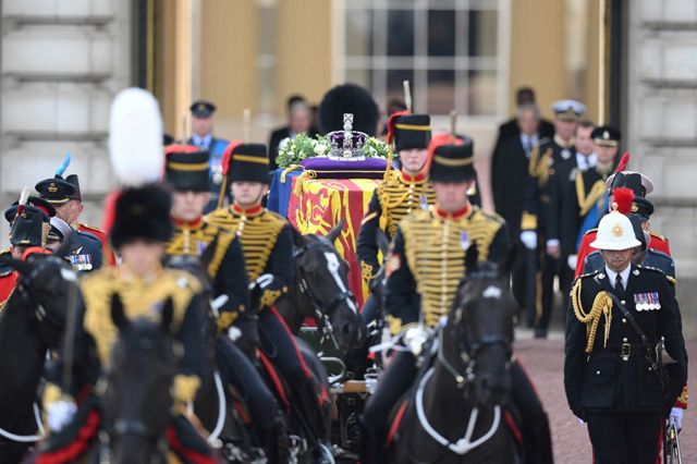 أفراد العائلة الملكية خلف العربة التي تحمل نعش الملكة في الطريق إلى قاعة ويستمنستر