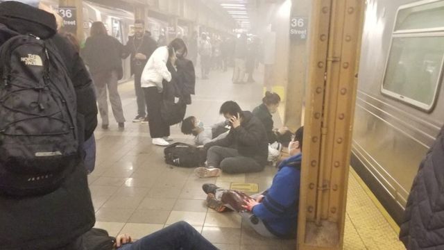 Pasajeros heridos dentro de la estación de metro de Brooklyn, Nueva York, donde el martes 12 de abril se produjo un tiroteo