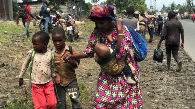 Una familia congoleña evacúa su casa