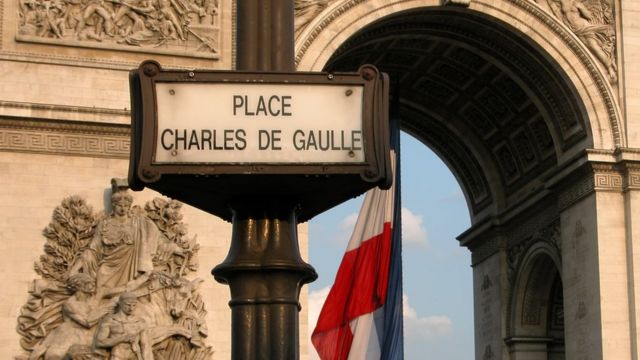 Plaza Charles de Gaulle en París.