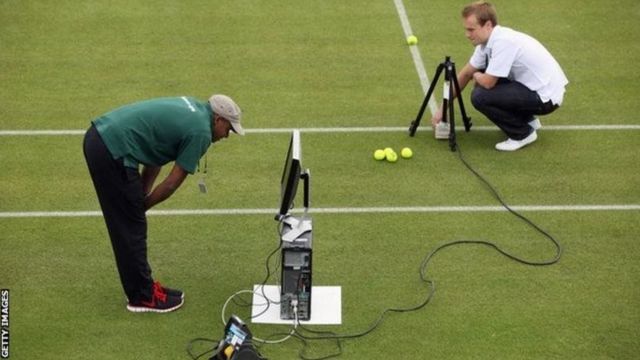 Ce système de ''Hawk-Eye'' qui se base sur la vidéo a été utilisé pour la première fois à Wimbledon en 2007.