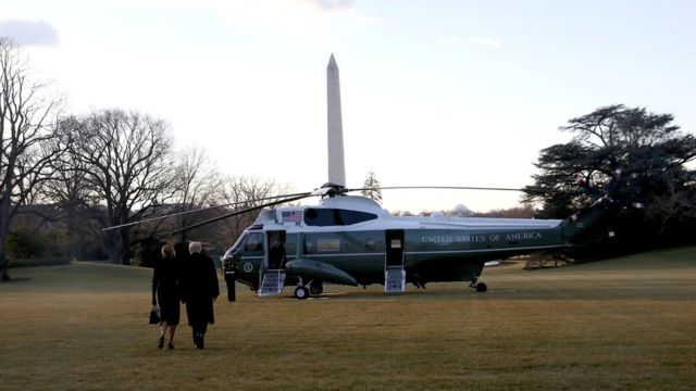 دونالد ترامب وزوجته يغادران البيت الأبيض. وخالف الاثنان التقاليد بالامتناع عن حضور مراسم تنصيب الرئيس الجديد