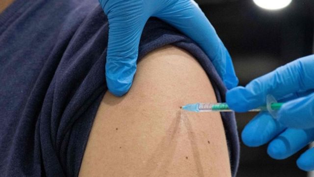 Foto aproximada de vacina injetada no braço