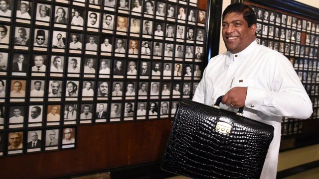Sri Lankan Finance Minister Ravi Karunanayake arrives at parliament to present a supplementary budget to parliament, marking the second economic policy statement of the new government which came to power earlier in the month, in Colombo on November 10, 2016.