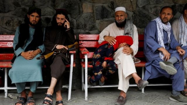 Krewni niektórych ofiar środowego bombardowania meczetu czekają na wieści przed szpitalem w Kabulu 18 sierpnia 2022 r.