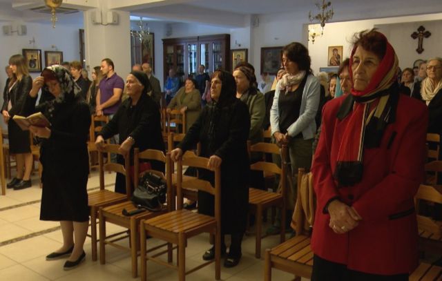 Прихожане в церкви