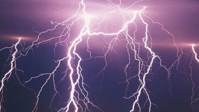 চাঁপাইনবাবগঞ্জ জেলার শিবগঞ্জ ইউনিয়নে পদ্মা নদীর পাড়ের একটি ঘাটের ঘরে বজ্রপাতে সতের জনের মৃত্যু হয়েছে