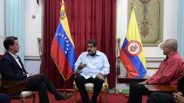 El presidente de Venezuela, Nicolás Maduro (centro), junto a los negociadores del gobierno de Colombia y del ELN