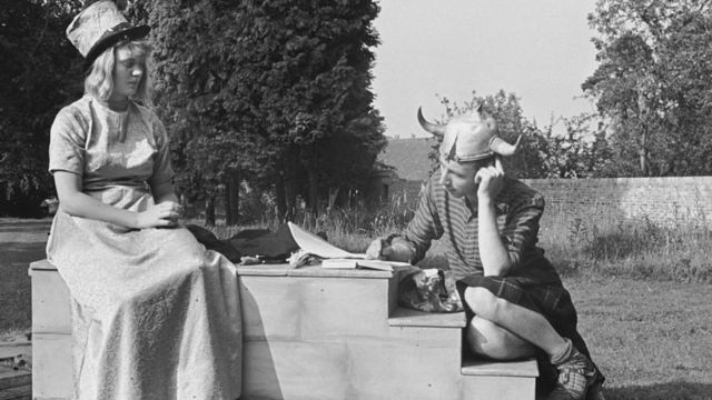 молодая Айрис с актером-любителем