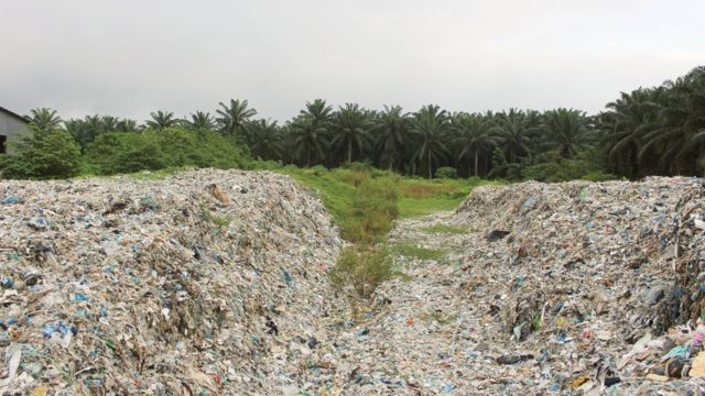 Poluição por plástico: a cidade sufocada por 17 mil toneladas de resíduos -  BBC News Brasil