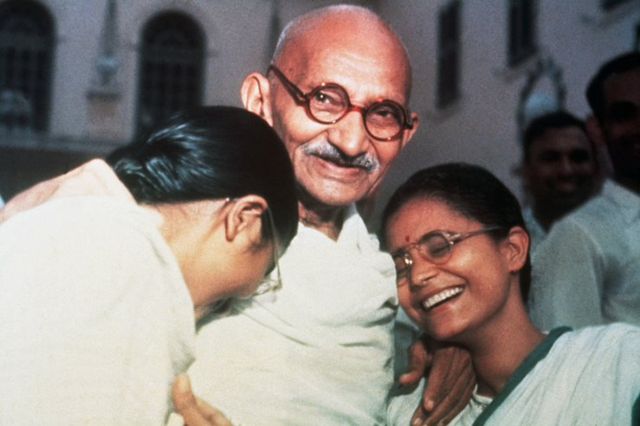 Mahatma Ghandi ríe con sus nietas Ava y Manu.