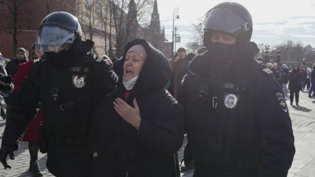 Moskova'da gözaltına alınan bir kadın