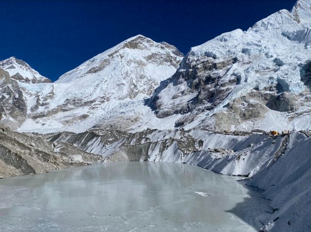 El lago que según el montañero Shree Gurung apareció junto al Campamento Base entre 2020 y 2021