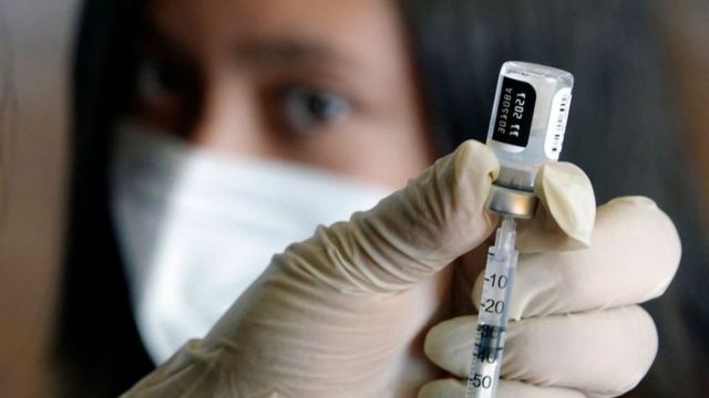 Un profesional de la salud prepara una vacuna contra la covid-19