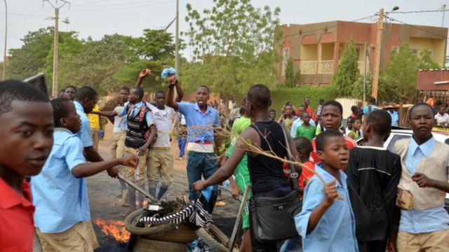 Les élèves d'un collège de Niamey, en grève, barrent la route (illustration).