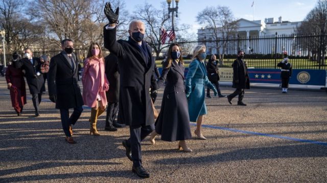 バイデン新大統領はホワイトハウス前で専用車を降りて、家族と歩いてホワイトハウスに入った