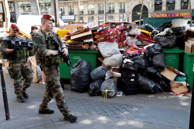 フランス政府は安全確保とストライキの両方に同時に対応しなくてはならない(写真は9日のパリ市内)