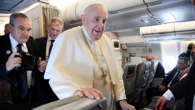 教宗方濟各在前往哈薩克努爾—蘇丹的飛機上會見隨行記者（13/9/2022）