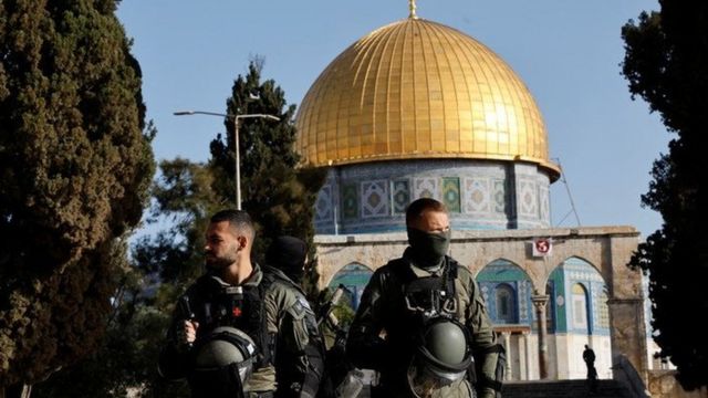 The Israeli police deployed in the courtyards of the mosque