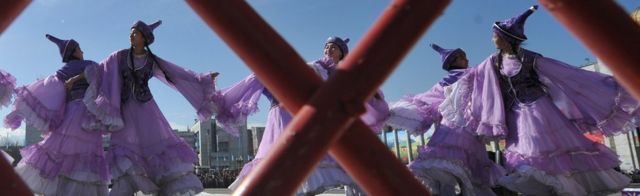 Kyrgyz girls dancing