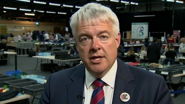 Carwyn Jones yn siarad wedi iddo gael gwybod ei fod wedi cadw ei sedd ym Mhen y Bont