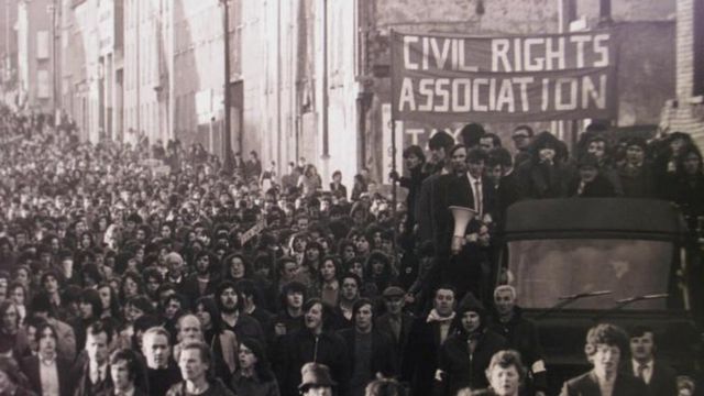 Manifestantes pelos direitos civis nas ruas de Derry no Domingo Sangrento