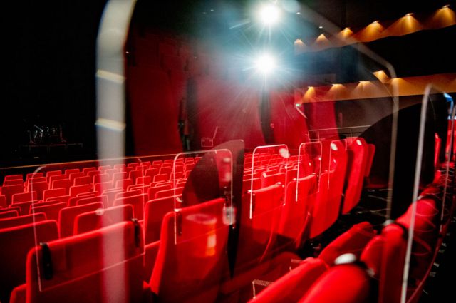 Un teatro en Países Bajos con particiones de plexiglass entre los asientos