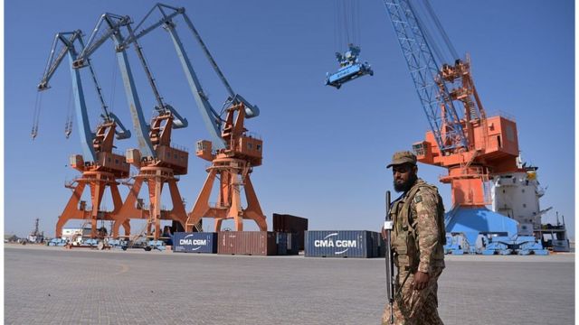 Situado 700 km al oeste de la capital de Pakistán, Karachi, el puerto de Gwadar conectará la ciudad china de Kasgar con el Mar Arábigo.