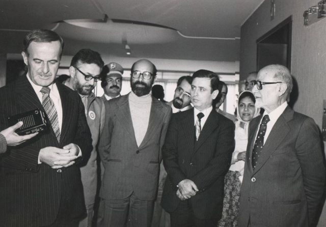 Справа налево: Мехди Базарган, глава МИД Сирии Абдул Халим Хаддам, Мустафа Чамран, Ибрагим Язди и Хафез Асад в Алжире