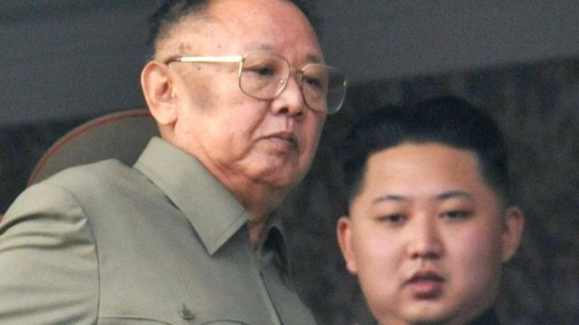 Kuzey Kore'de bütün zenginlik ve para ve iktidar önce baba sonra oğul Kim'e yani Yüce Lider'e ait olageldi