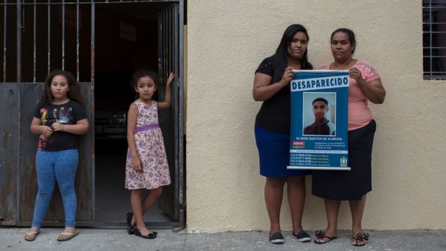 Mirian dos Santos Almeida busca pelo filho Alison desaparecido em 2013