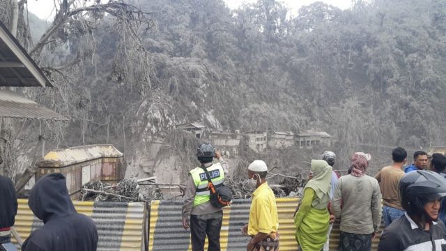 Jembatan Perak di Kecamatan Candi Puro "putus" akibat terjangan banjir lahar Gunung Semeru.