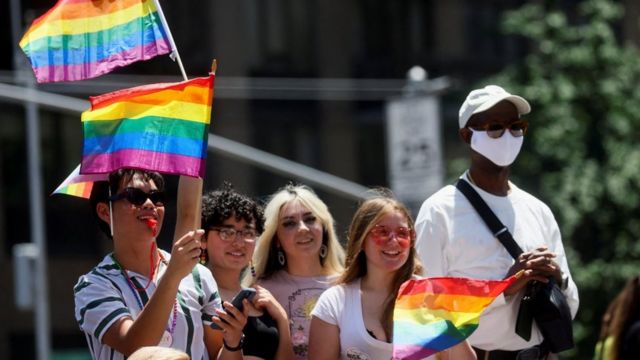 纽约骄傲游行的街旁支持者来自多元民族和文化背景(photo:BBC)