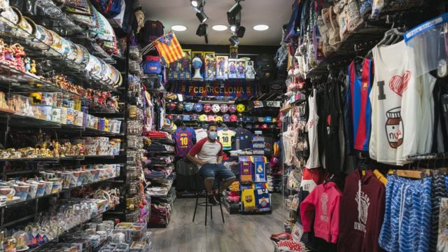 Магазинчик сувениров в Барселоне