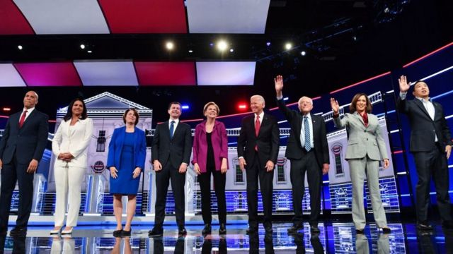Los aspirantes presidenciales demócratas en el quinto debate primario.